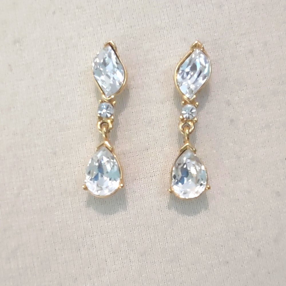 Trifari signed vintage dangle drop rhinestone gold tone pierce earrings